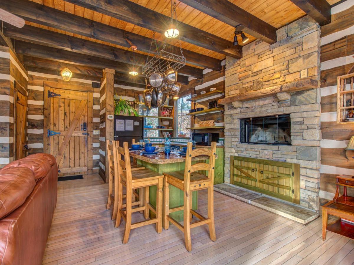 Little Bear, 1 Bedroom, Sleeps 2, Wood Fireplace, Pool Access, Pool Table Gatlinburg Exteriér fotografie