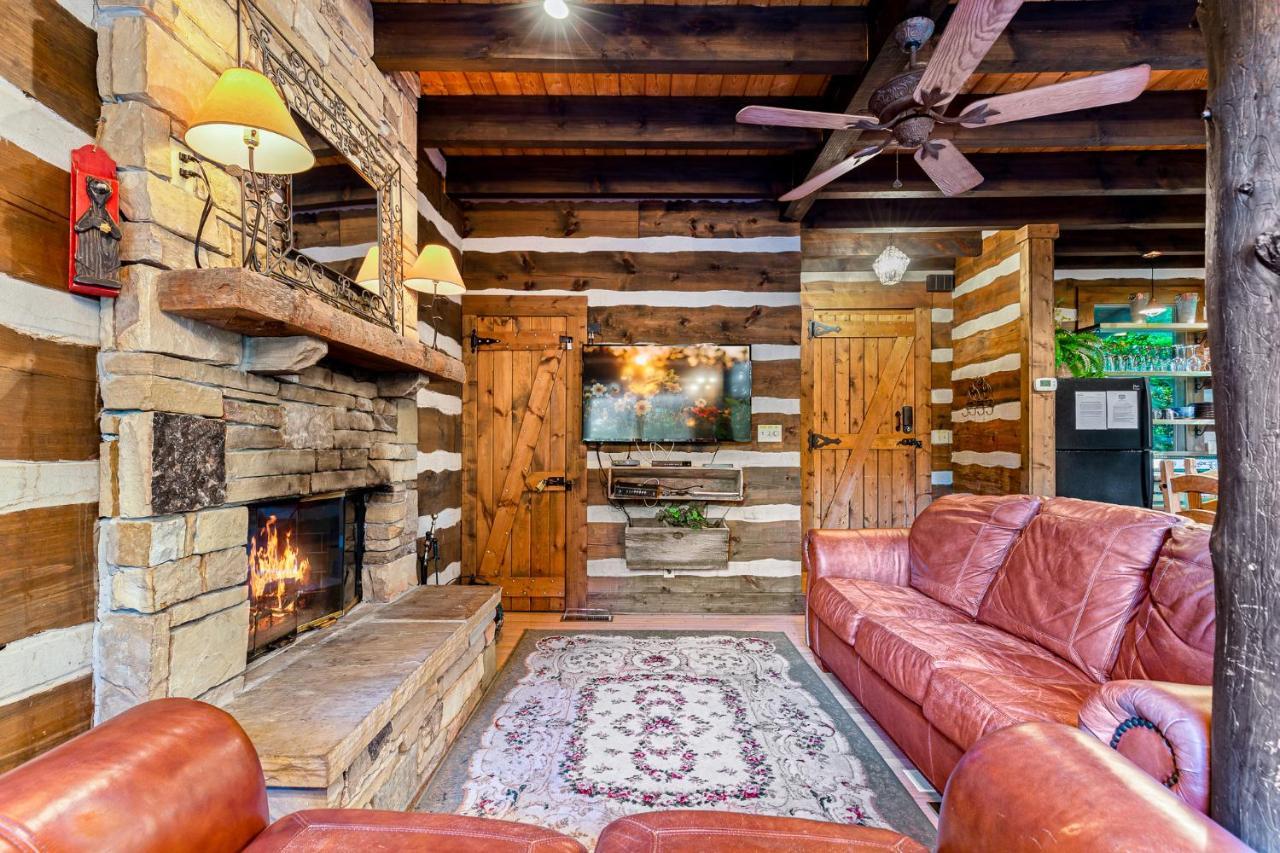 Little Bear, 1 Bedroom, Sleeps 2, Wood Fireplace, Pool Access, Pool Table Gatlinburg Exteriér fotografie